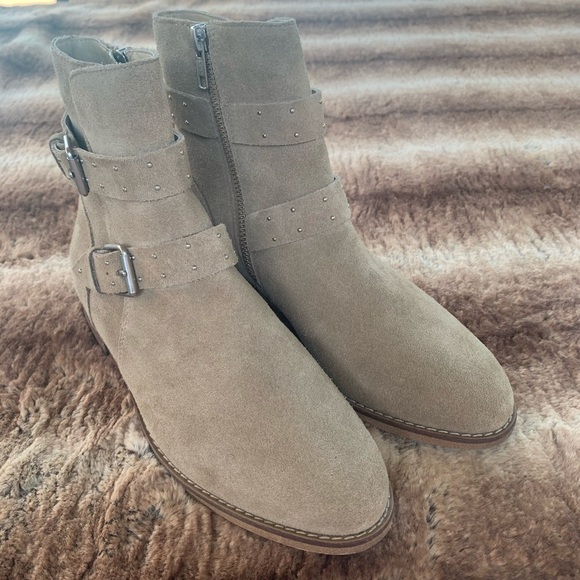 BP Flat Taupe Buckle Boot - Picture 2 of 10